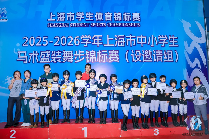 1761095205567424.jpg 集体照.jpg